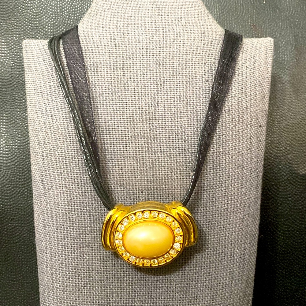 Vintage gold tone Oval with rhinestone & pearl Pendant necklace